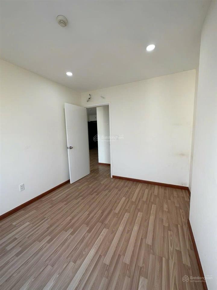 Diamond riverside cho thuê căn góc 2pn giá 10tr ở liền có nội thất.