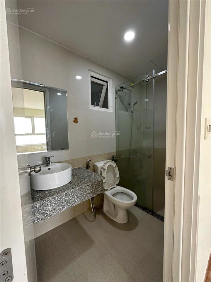 Diamond riverside cho thuê căn góc 2pn giá 10tr ở liền có nội thất.
