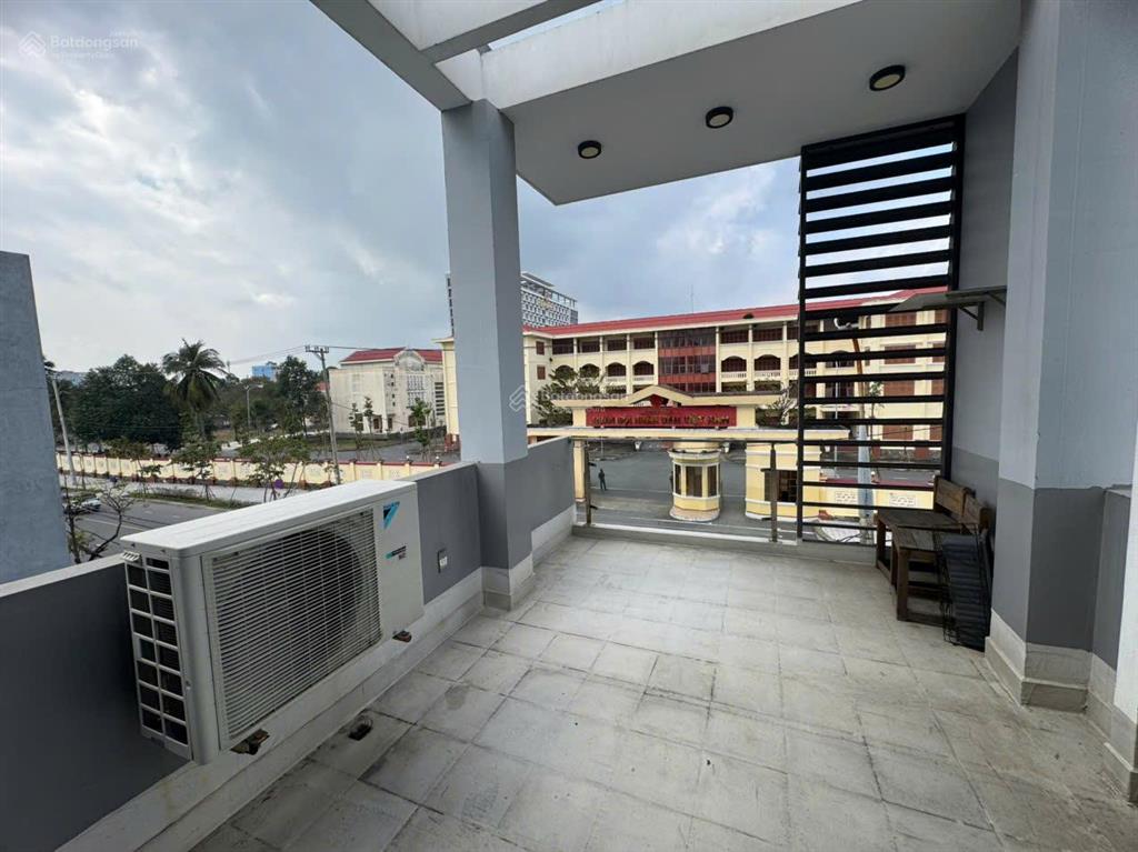 Bán nhà 3 tầng mặt tiền tại núi thành, 21 tỷ, 158m2, pháp lý đầy đủ
