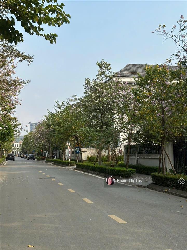 Bán biệt thự view sân golf tây hồ tây, đường nguyễn văn huyên 550m2. mt 50m. 4 tầng + hầm. 259 tỷ