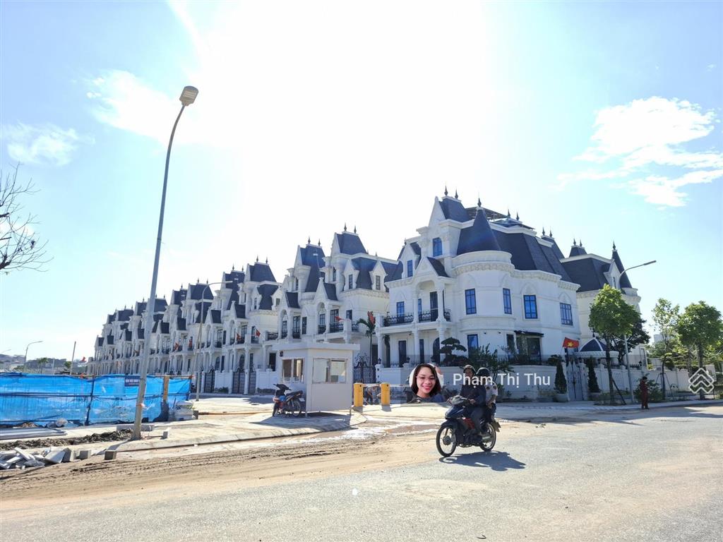 Bán biệt thự lô góc học viện tài chính mới 300m2. xây 5 tầng có hầm. 80 tỷ siêu đẹp
