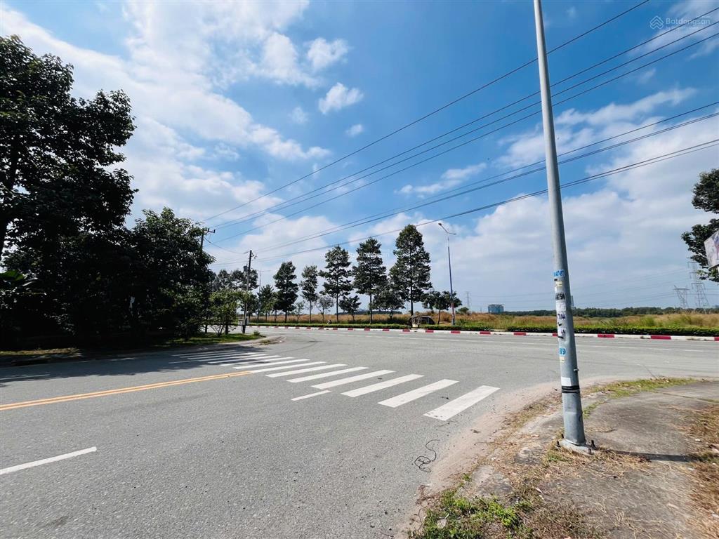 Bán 20.000m2 đất, xưởng 10.000m2 tại kcn sóng thần 3, tp mới, giá thương lượng.
