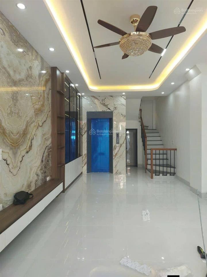 Chỉ 7 tỷ nhà đẹp thang máy 42m 6 tầng  ô tô đỗ đầu ngõ la phù, an khánh hà nội.