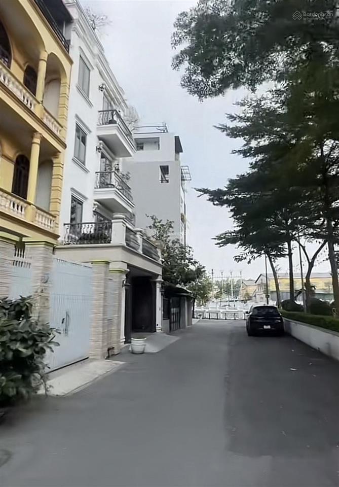 Quan chức cấp cao vừa view hồ lại công viên trước nhà dt 112m2  mt 6m8 xây toà vp 9 tầng