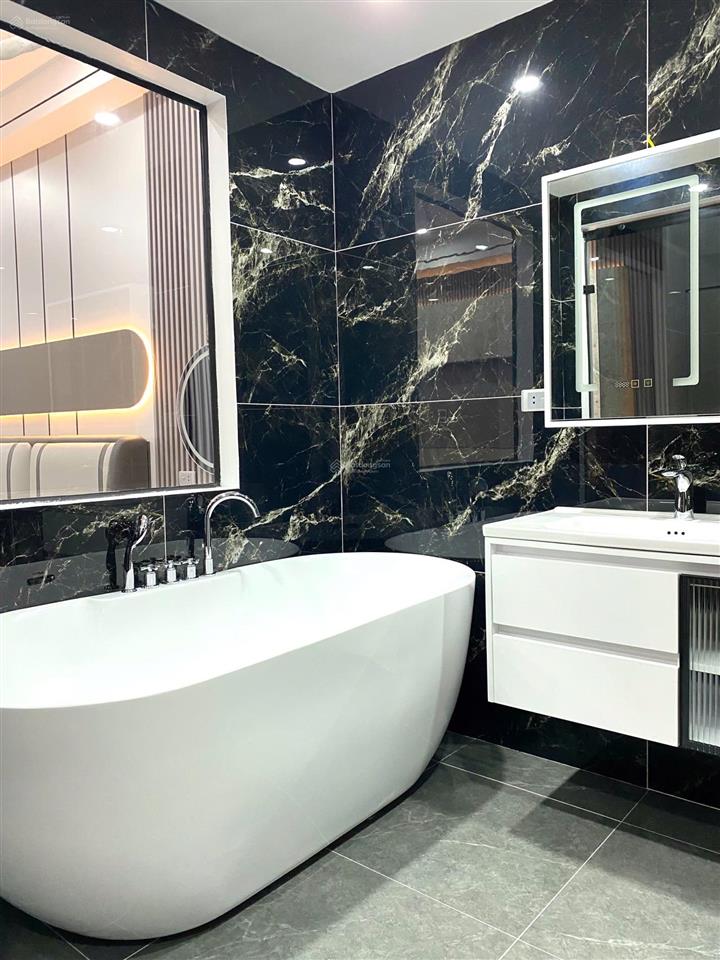 Nhà phố hồng tiến  cạnh công viên  50m2  7 tầng thang máy  gara ô tô