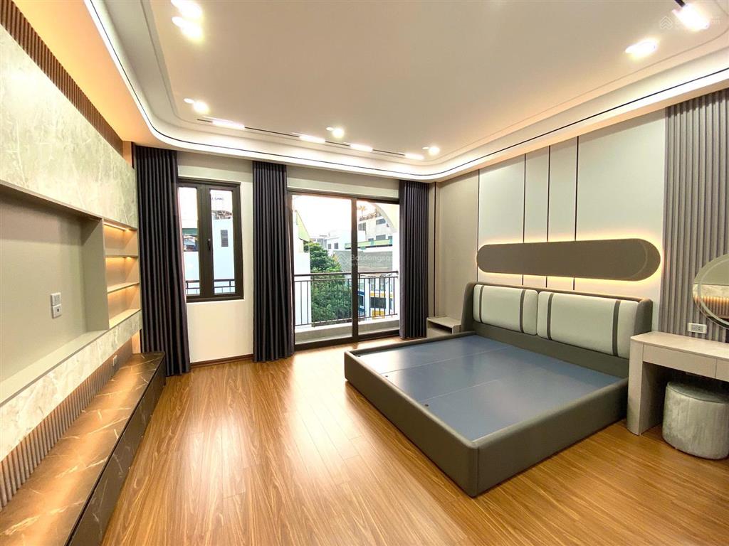 Nhà phố hồng tiến  cạnh công viên  50m2  7 tầng thang máy  gara ô tô