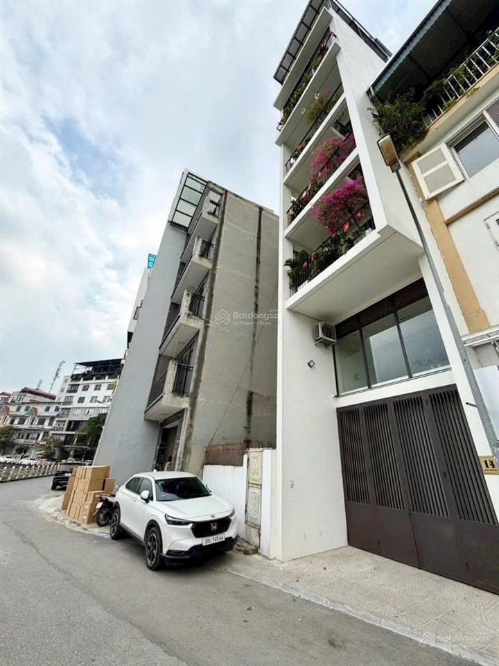 Nhà view hồ  sống hưởng thụ  xây 8 tầng  thang máy  gara ô tô  dt 52m2