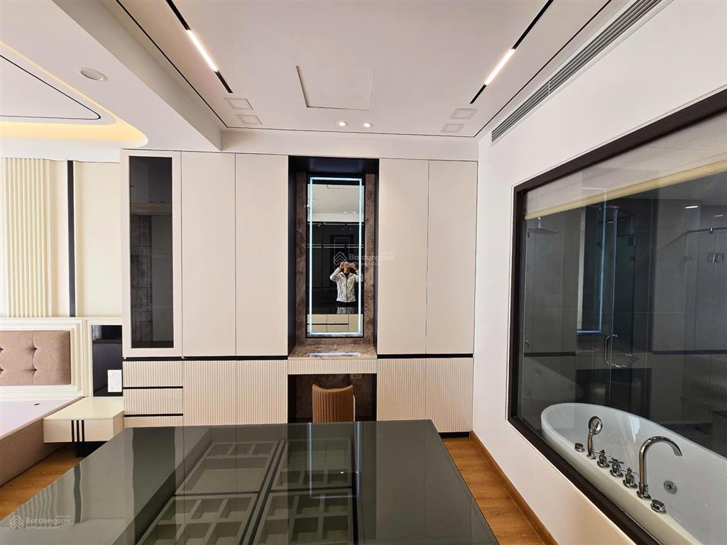 Nhà miễn chê  dt 59m²  đường 12m có vỉa hè  7 tầng thang máy  vừa ở vừa làm văn phòng