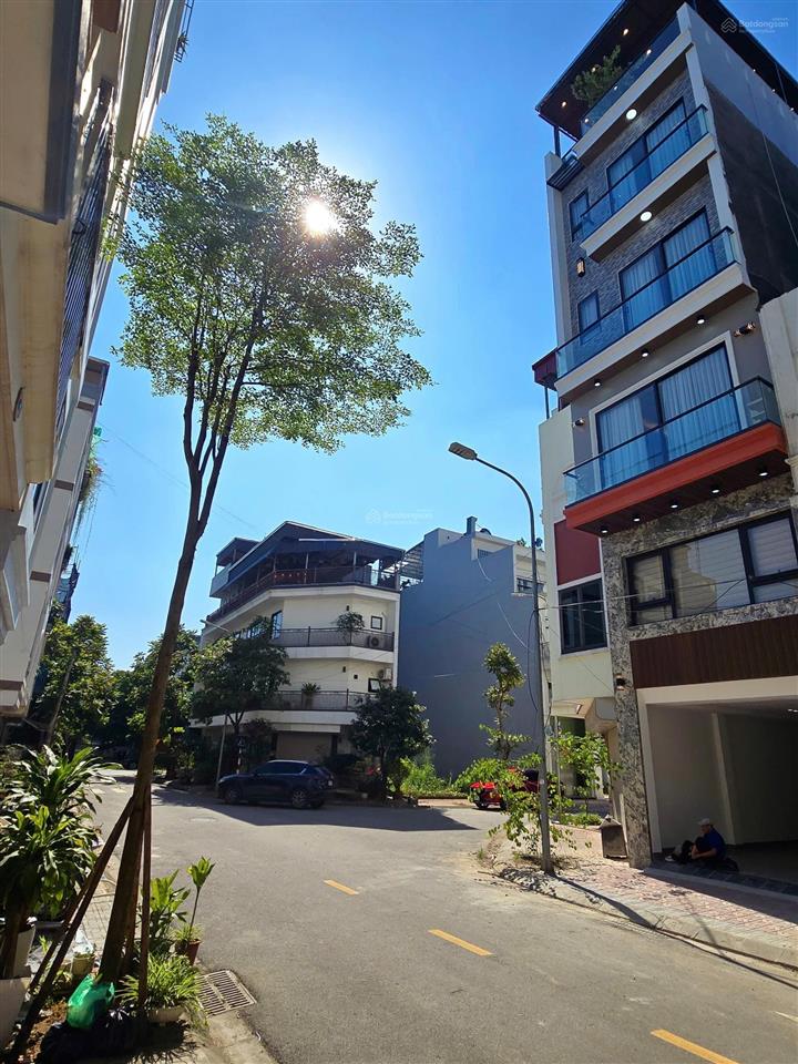 Nhà miễn chê  dt 59m²  đường 12m có vỉa hè  7 tầng thang máy  vừa ở vừa làm văn phòng