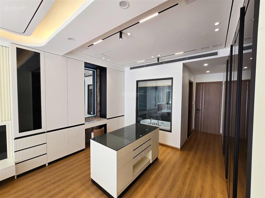 Nhà miễn chê  dt 59m²  đường 12m có vỉa hè  7 tầng thang máy  vừa ở vừa làm văn phòng