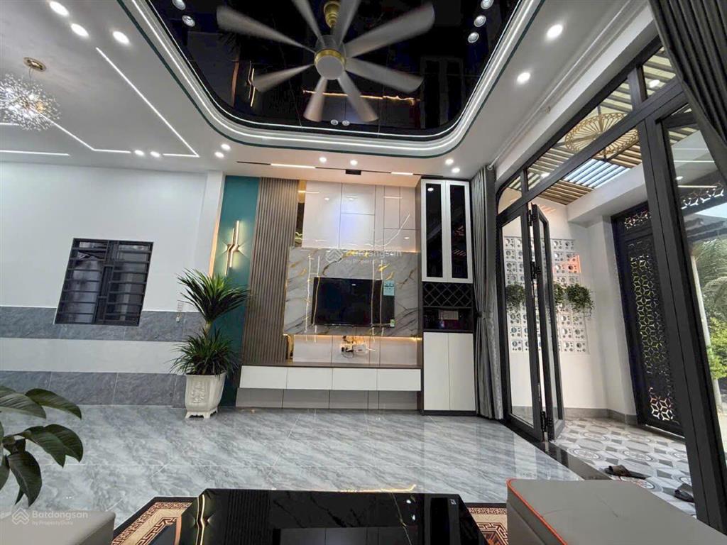 Bán nhà hóc môn 5x14m, giá 3.55 tỷ shr, đường phan văn hớn, xe hơi vào tận nhà