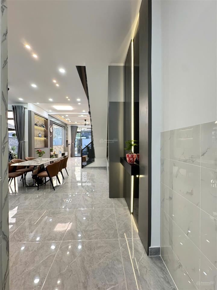 Bán nhà sân vườn 10x29m, bao thuế phí, mỹ hạnh nam, giáp hóc môn, giá 5.7 tỷ (tl)