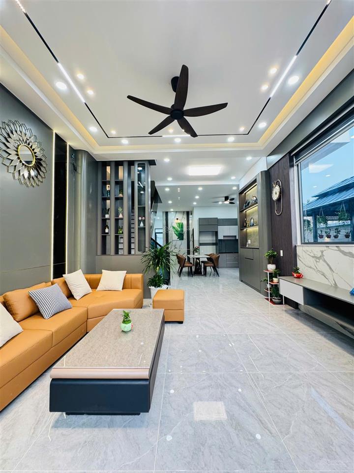 Bán nhà sân vườn 10x29m, bao thuế phí, mỹ hạnh nam, giáp hóc môn, giá 5.7 tỷ (tl)