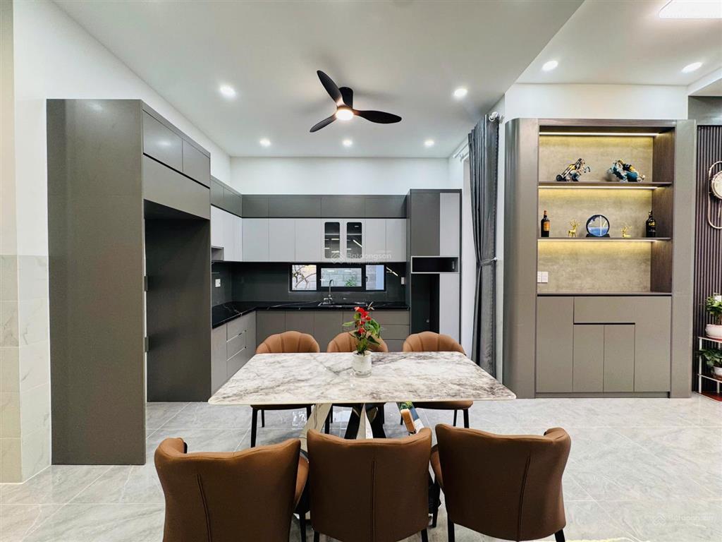 Bán nhà sân vườn 10x29m, bao thuế phí, mỹ hạnh nam, giáp hóc môn, giá 5.7 tỷ (tl)