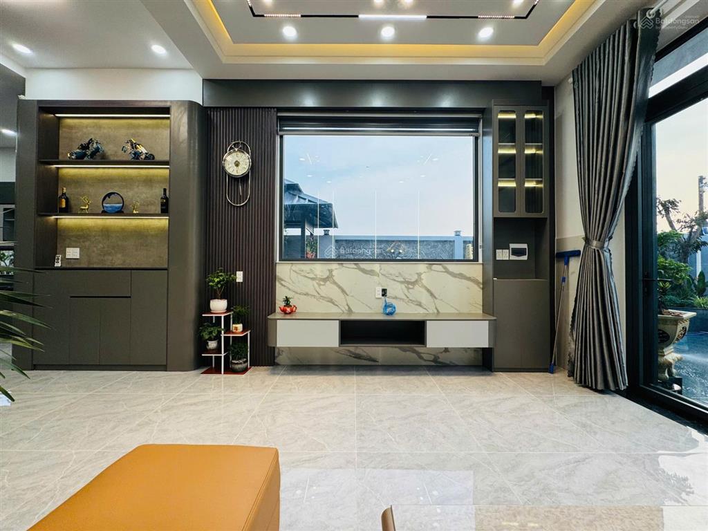 Bán nhà sân vườn 10x29m, bao thuế phí, mỹ hạnh nam, giáp hóc môn, giá 5.7 tỷ (tl)