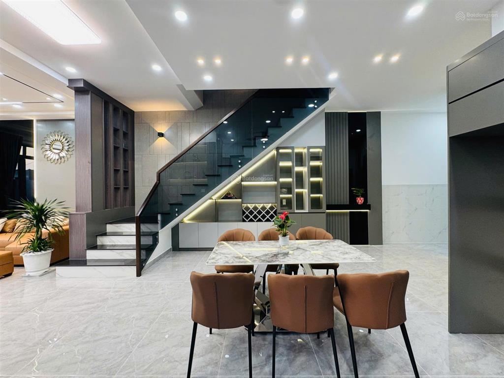 Bán nhà sân vườn 10x29m, bao thuế phí, mỹ hạnh nam, giáp hóc môn, giá 5.7 tỷ (tl)