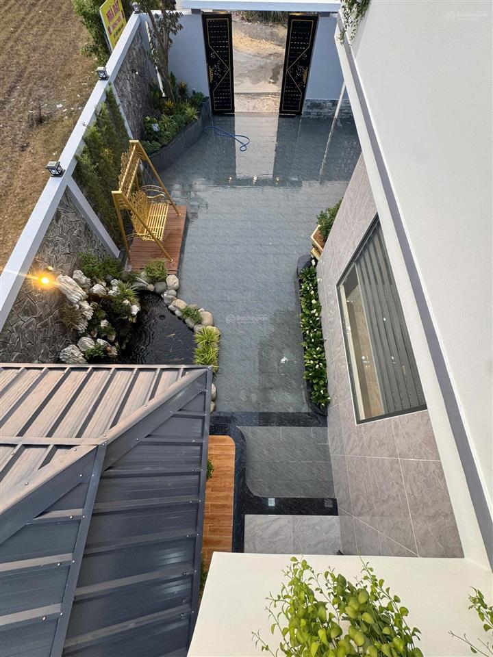 Bán nhà sân vườn 10x29m, bao thuế phí, mỹ hạnh nam, giáp hóc môn, giá 5.7 tỷ (tl)