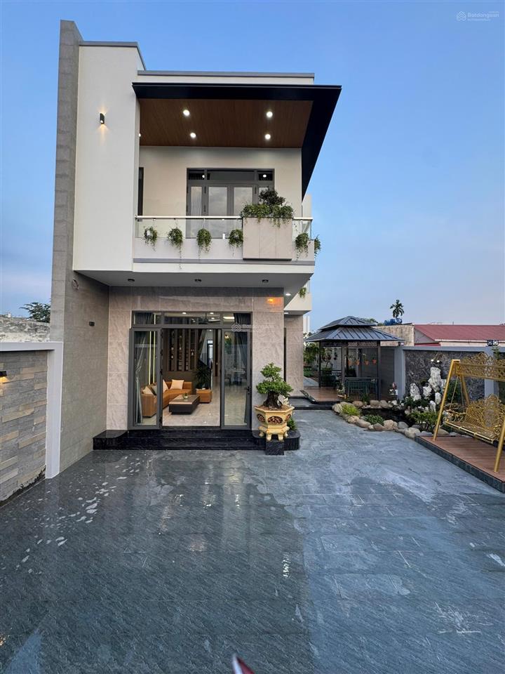 Bán nhà sân vườn 10x29m, bao thuế phí, mỹ hạnh nam, giáp hóc môn, giá 5.7 tỷ (tl)