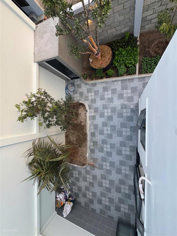 Bán nhà sân vườn 10x29m, bao thuế phí, mỹ hạnh nam, giáp hóc môn, giá 5.7 tỷ (tl)