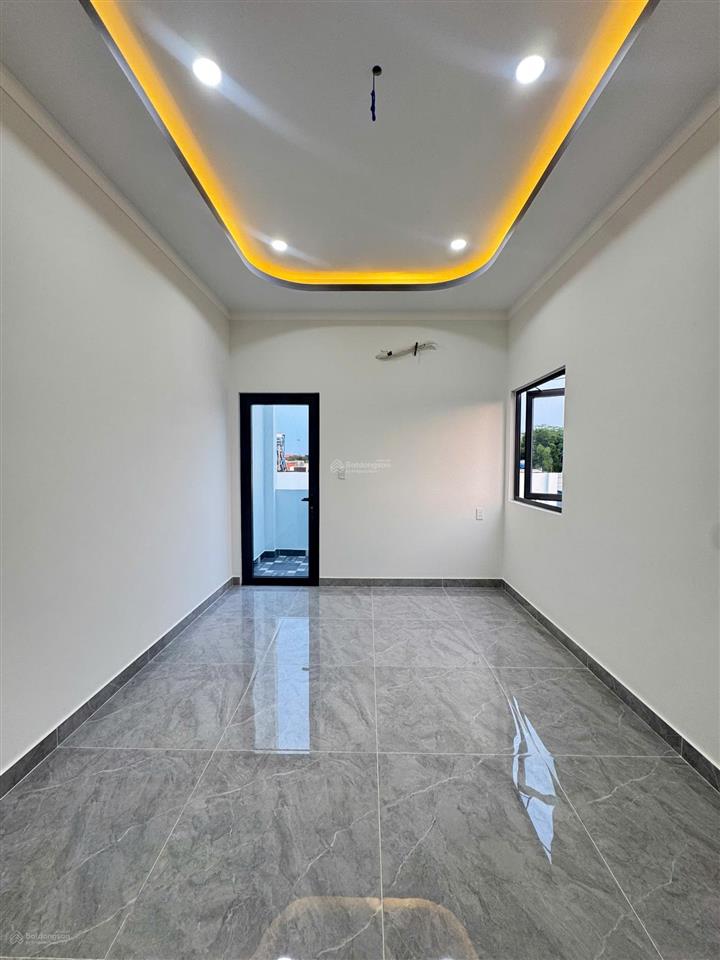 Bán nhà sân vườn 10x29m, bao thuế phí, mỹ hạnh nam, giáp hóc môn, giá 5.7 tỷ (tl)