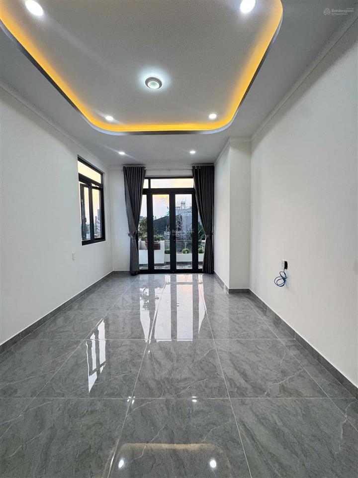 Bán nhà sân vườn 10x29m, bao thuế phí, mỹ hạnh nam, giáp hóc môn, giá 5.7 tỷ (tl)