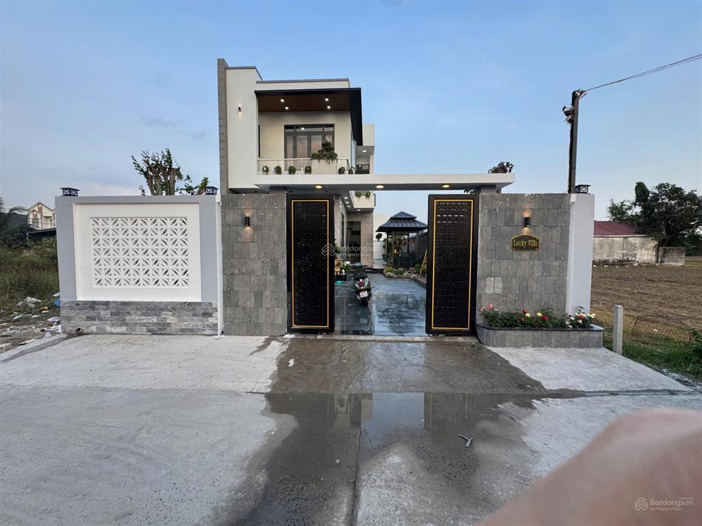 Bán nhà sân vườn 10x29m, bao thuế phí, mỹ hạnh nam, giáp hóc môn, giá 5.7 tỷ (tl)