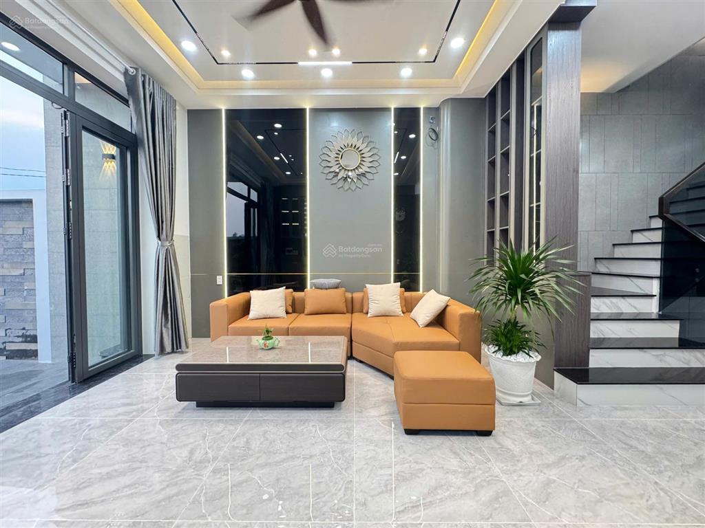 Bán nhà sân vườn 10x29m, bao thuế phí, mỹ hạnh nam, giáp hóc môn, giá 5.7 tỷ (tl)
