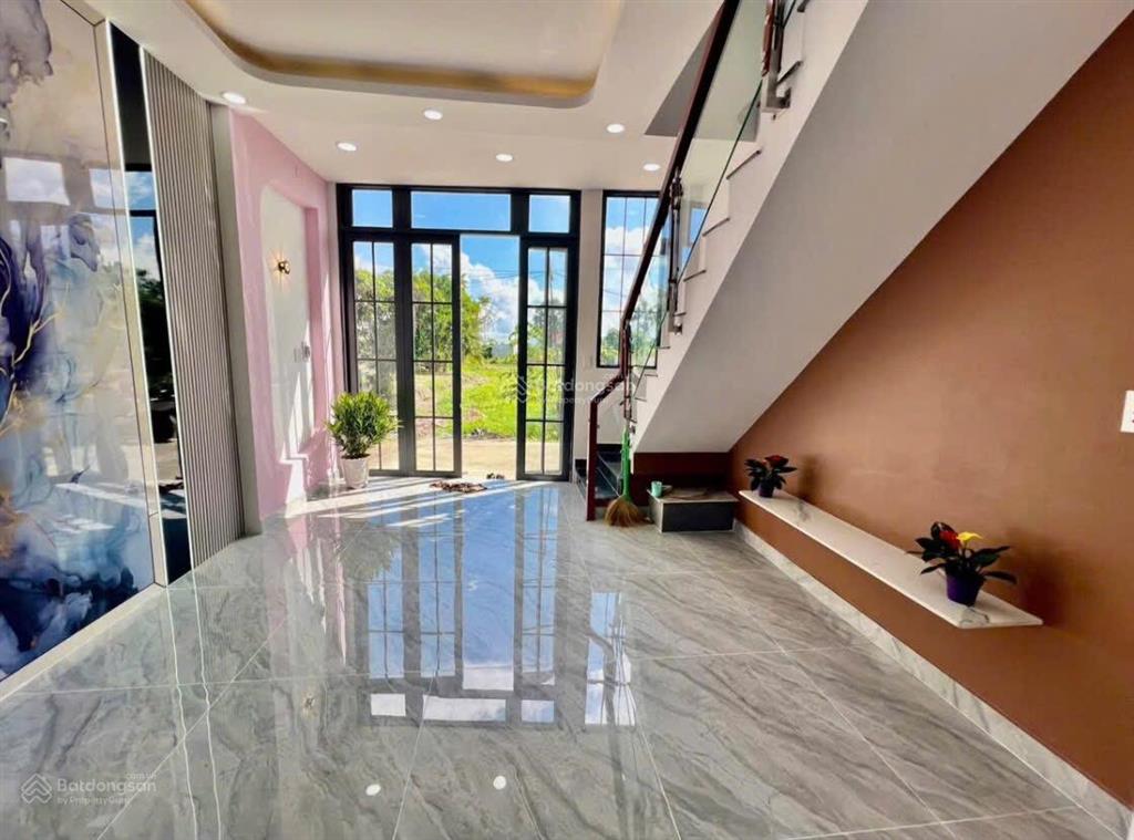 Nhà 1 trệt 1 lầu, giá 1 tỷ 350, sổ riêng, mỹ hạnh bắc, đức hoà, long an