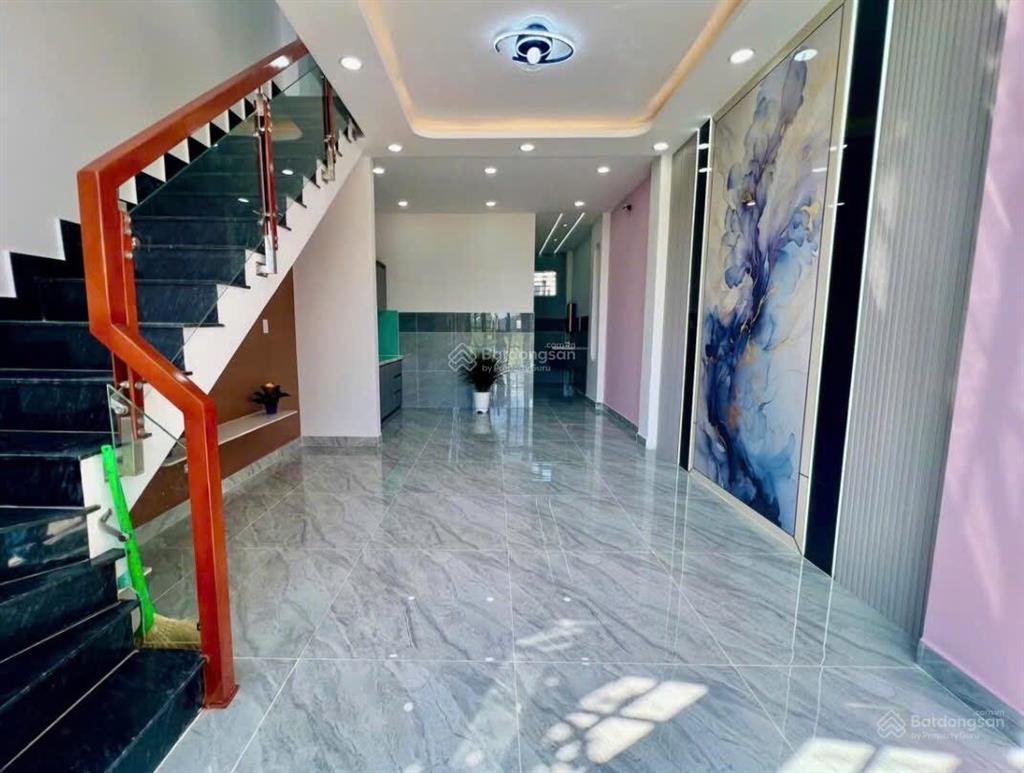 Nhà 1 trệt 1 lầu, giá 1 tỷ 350, sổ riêng, mỹ hạnh bắc, đức hoà, long an