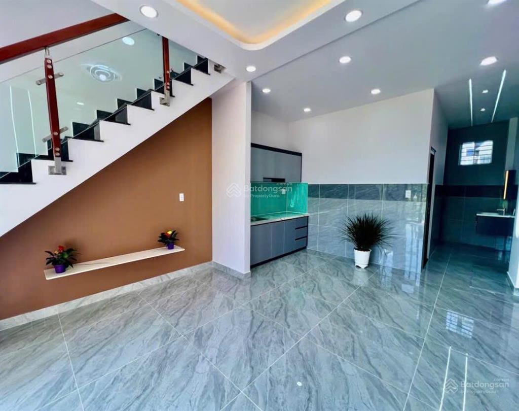 Nhà 1 trệt 1 lầu, giá 1 tỷ 350, sổ riêng, mỹ hạnh bắc, đức hoà, long an