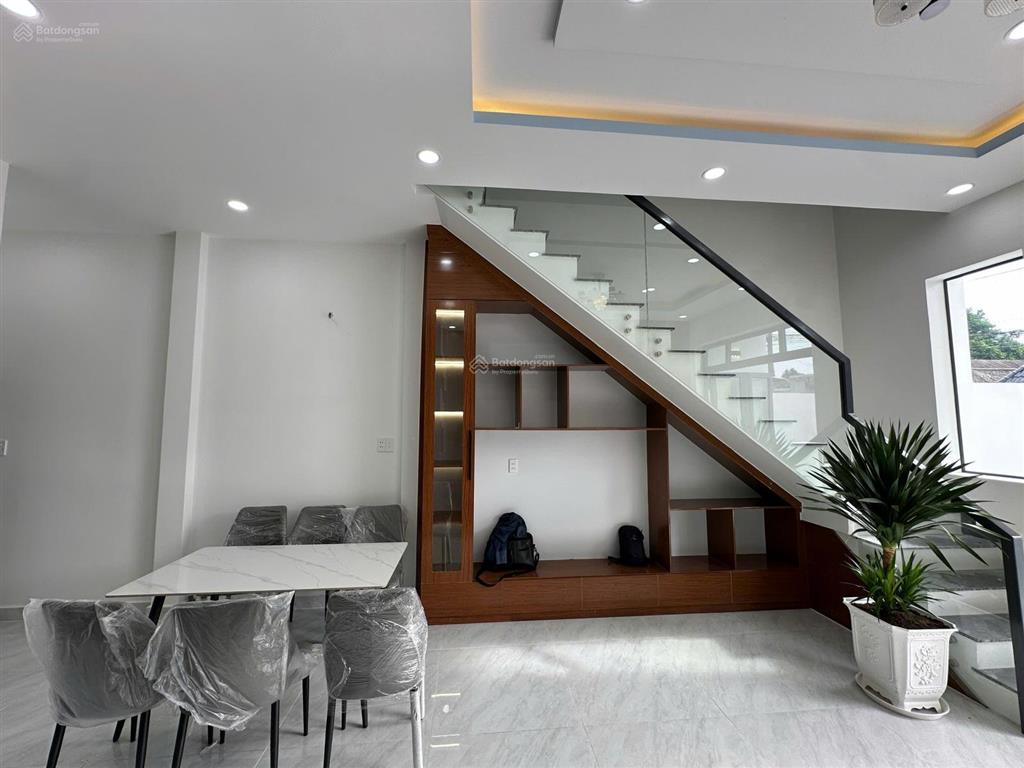 Nhà đẹp 1 trệt 1 lầu, 3pn, cách tl 824 (34m) chỉ 200m, giá 2 tỷ 500, 5x18m, mỹ hạnh nam, đức hòa