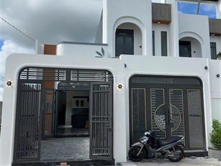 Nhà mới xây mỹ hạnh nam, 152m2, giá 1 tỷ 750, sổ riêng, cách tl 824 chỉ 300m, đức hòa