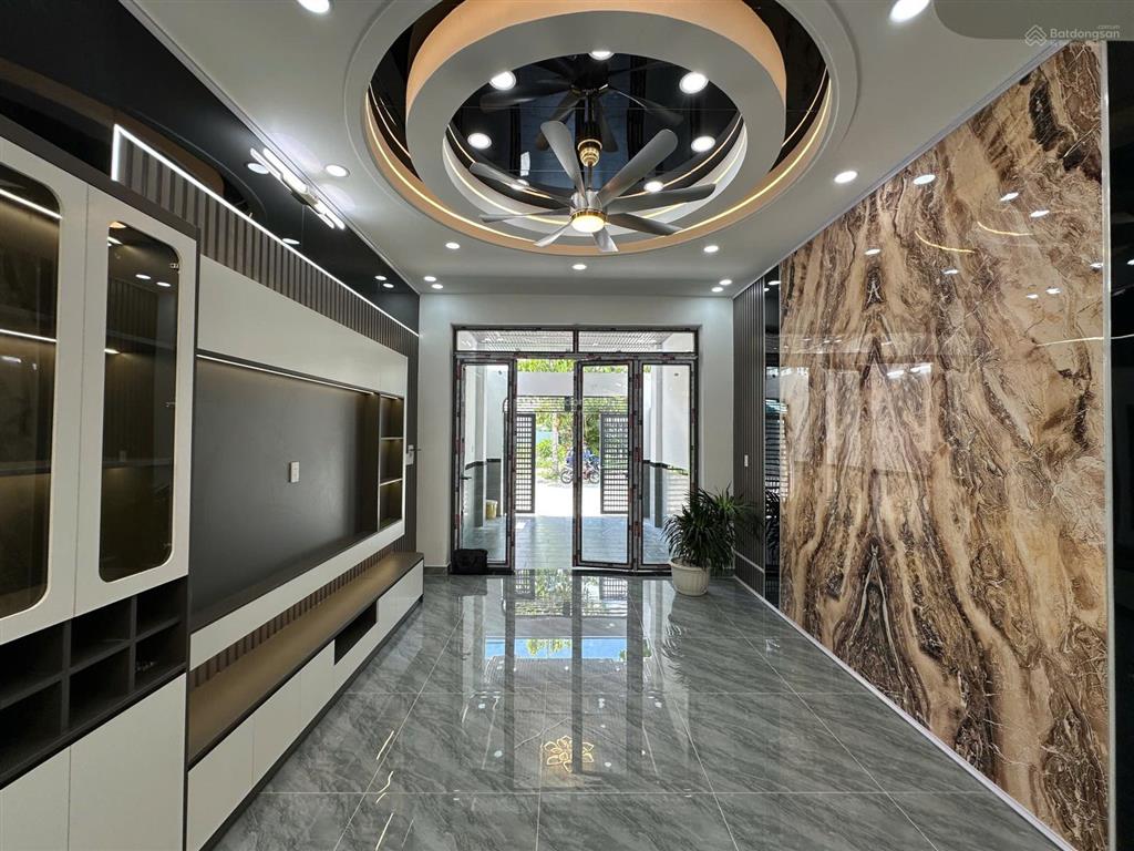 Bán nhà 1 trệt 1 lầu, kdc mỹ hạnh, 4x18m, giá 2 tỷ 380, sổ hoàn công, giáp hóc môn, đức hòa