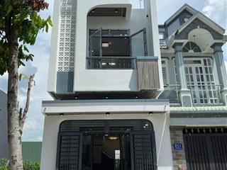 Bán nhà 1 trệt 1 lầu, kdc mỹ hạnh, 4x18m, giá 2 tỷ 380, sổ hoàn công, giáp hóc môn, đức hòa