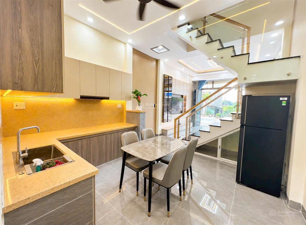 Bán nhà 1 trệt 1 lầu, 4x12m, giá 1 tỷ 940, tặng full nội thất, mỹ hạnh, đức hòa