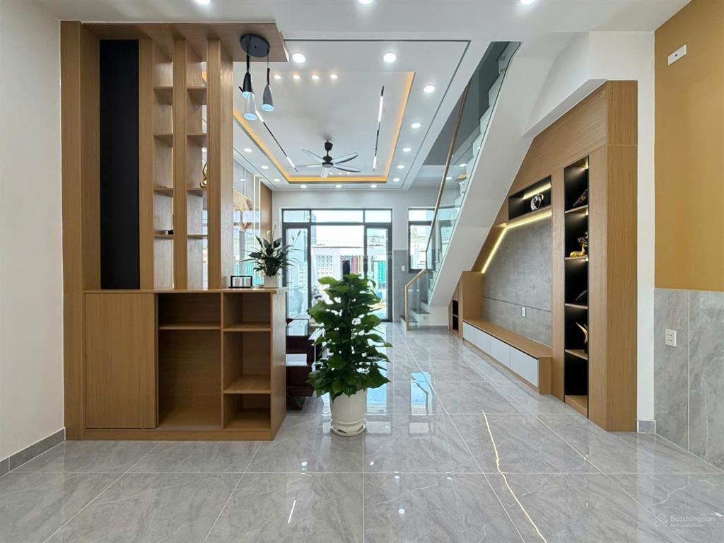 Bán nhà mới xây, 1 trệt 1 lầu, 5x23m, sau lưng chợ gò hưu, giá 2 tỷ 950, mỹ hạnh nam, đức hòa