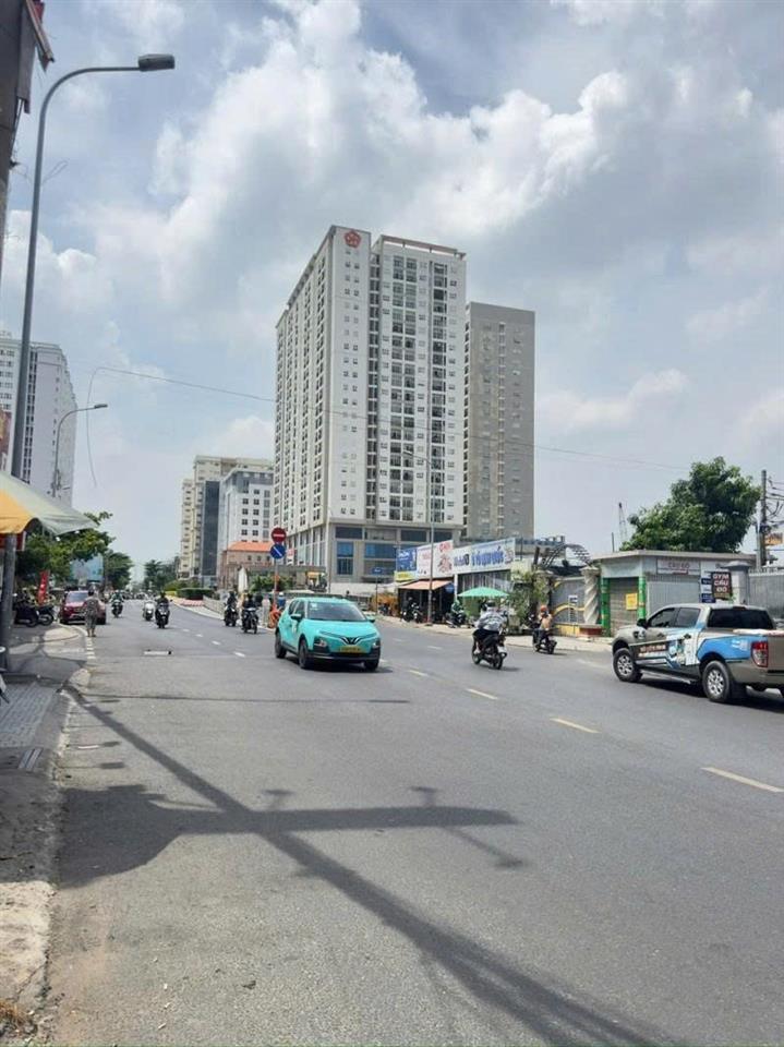 Bán nhà 2 Mặt tiền Nguyễn Xí - ngay VinCom Nguyễn Xí, 4.2x25m, 2 Tầng, 3PN, 19 tỷ.