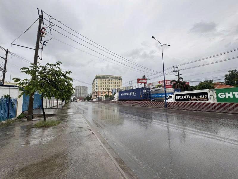 Bán Nhà + Kho Xưởng, Mặt tiền Độc Lập, P.Dĩ An, 1900m2 (24x81m), 4 Tầng, chỉ 32 Tỷ.