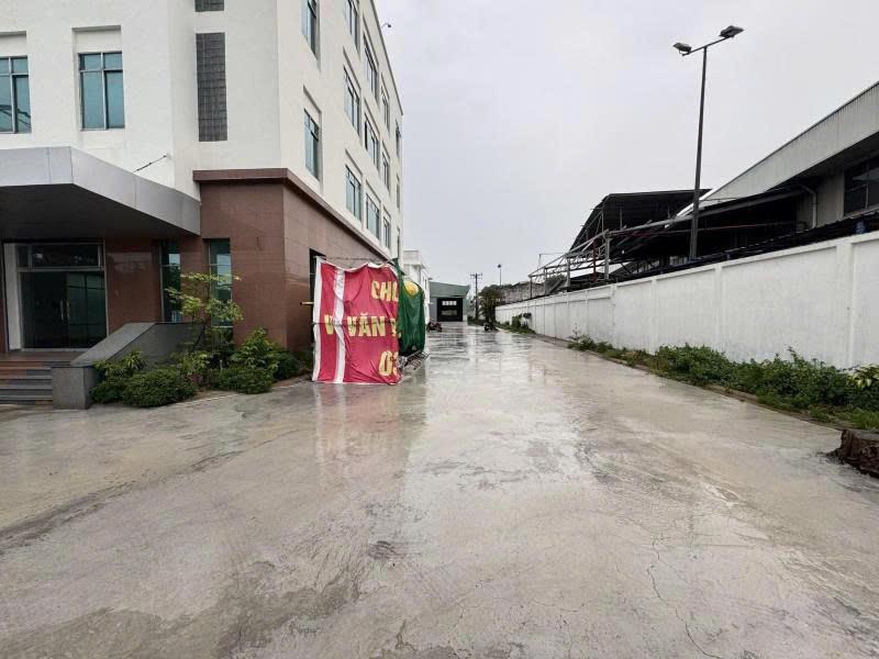 Bán Nhà + Kho Xưởng, Mặt tiền Độc Lập, P.Dĩ An, 1900m2 (24x81m), 4 Tầng, chỉ 32 Tỷ.