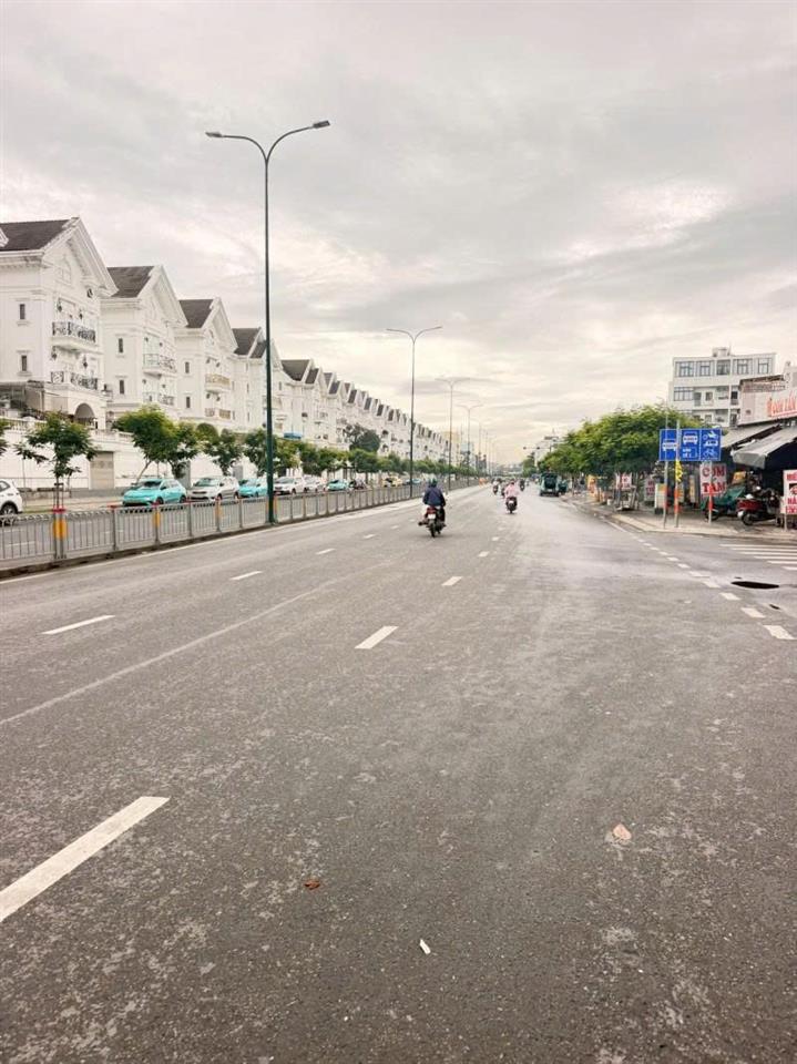 Bán nhà 2 Mặt tiền Dương Quảng Hàm - giao Nguyễn Thái Sơn, 5x28m, 3 Tầng, Sổ A4, 31,8 Tỷ.