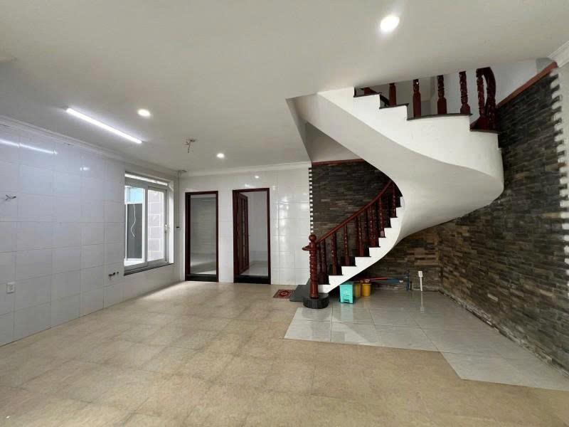 Bán nhà Hẻm 10m Nguyễn Xí - gần VinCom, Nơ Trang Long, 10x17m, 3 Tầng, 8PN, 24,8 Tỷ.
