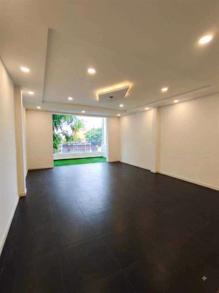 Bán nhà Mặt tiền Cộng Hòa, ngay VinCome, Út Tịch, 5x23m, 3 Tầng - 4 PN, chỉ 32 Tỷ.