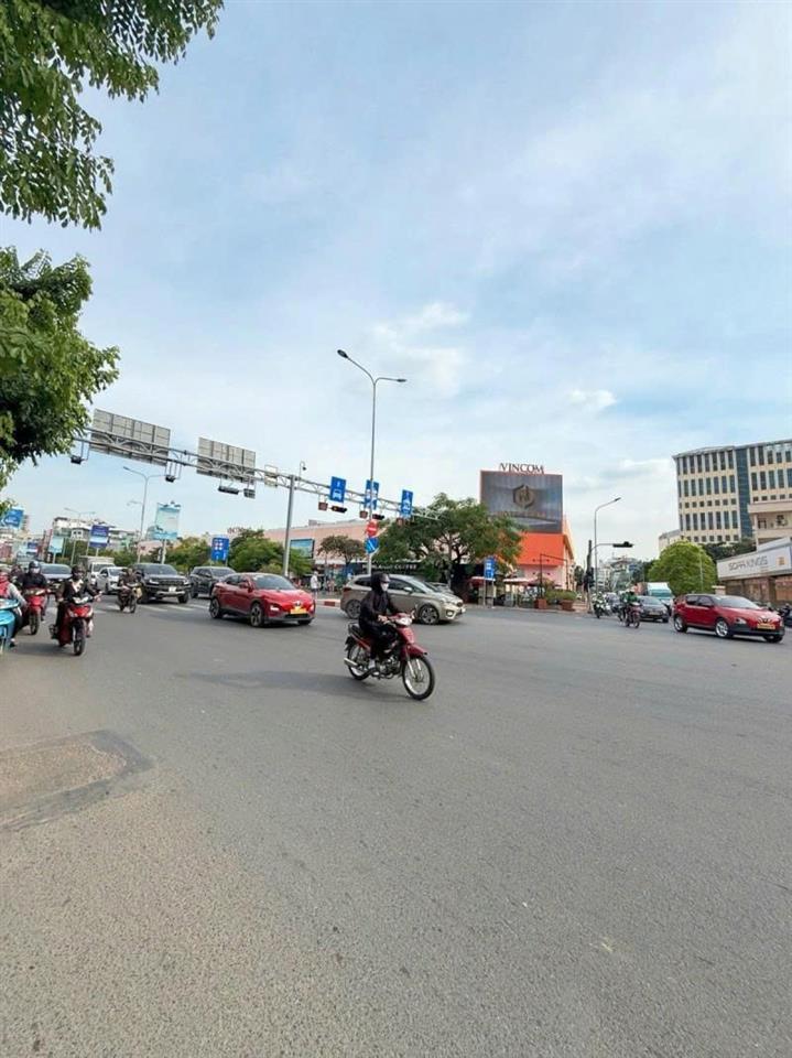 Bán nhà Mặt tiền Cộng Hòa, ngay VinCome, Út Tịch, 5x23m, 3 Tầng - 4 PN, chỉ 32 Tỷ.