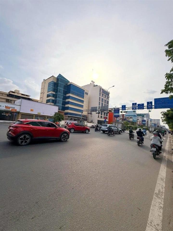 Bán nhà Mặt tiền Cộng Hòa, ngay VinCome, Út Tịch, 5x23m, 3 Tầng - 4 PN, chỉ 32 Tỷ.