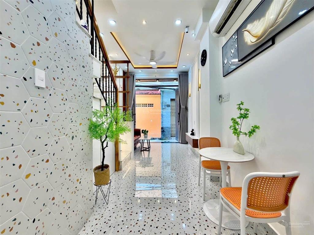 Nhà đẹp 5 tầng huỳnh văn bánh phú nhuận chỉ 5.** tỷ