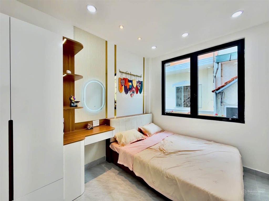 Nhà đẹp 5 tầng huỳnh văn bánh phú nhuận chỉ 5.** tỷ