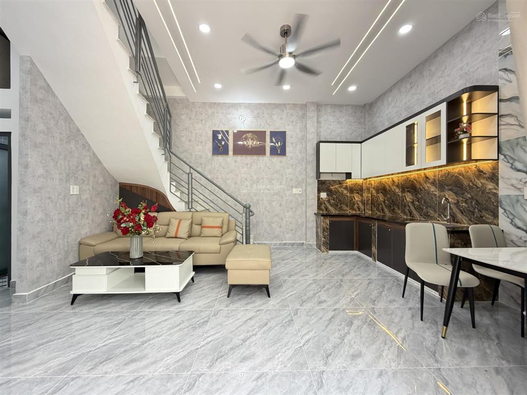 Bán nhà đẹp giá rẻ ngang 9,5m đường trước nhà xe hơi né nhau