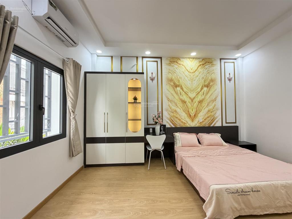 Bán nhà đẹp giá rẻ ngang 9,5m đường trước nhà xe hơi né nhau