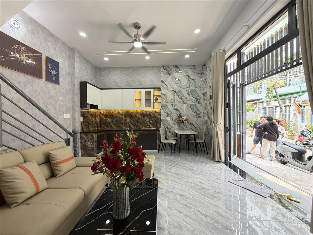 Bán nhà đẹp giá rẻ ngang 9,5m đường trước nhà xe hơi né nhau
