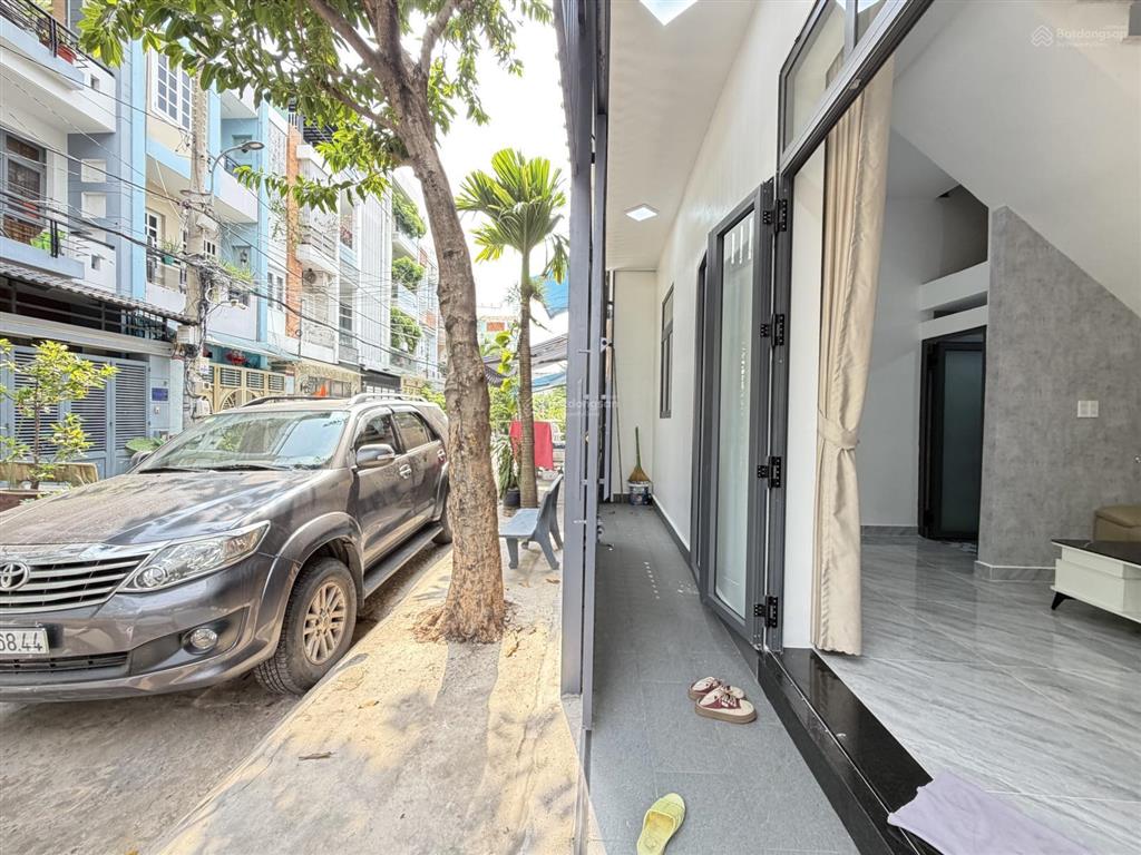 Bán nhà đẹp giá rẻ ngang 9,5m đường trước nhà xe hơi né nhau
